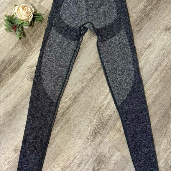 GYMSHARK BUNDLE 🦈- Sports Bra and 2 Pairs of Leggings - Picture 6 of 10